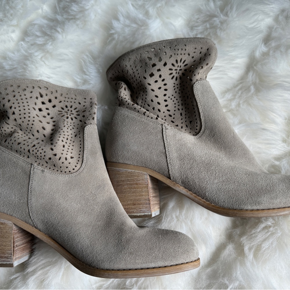 Crown boots size 9